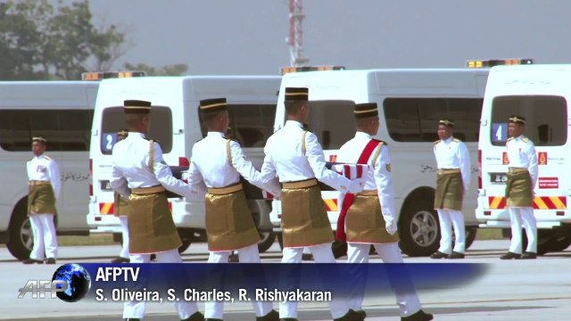 Corpos das vítimas do MH17 chegam à Malásia