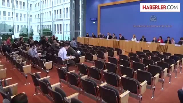 Merkel, Ukrayna'da Kırım Tatarları ile bir araya gelecek -