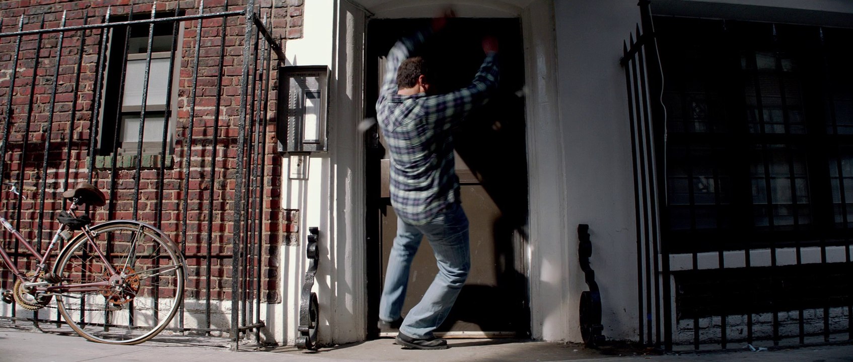 BALADE ENTRE LES TOMBES Bande Annonce VF