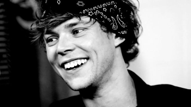 Headliners - 5 Seconds of Summer on Dating, Crying, and Posting Selfies