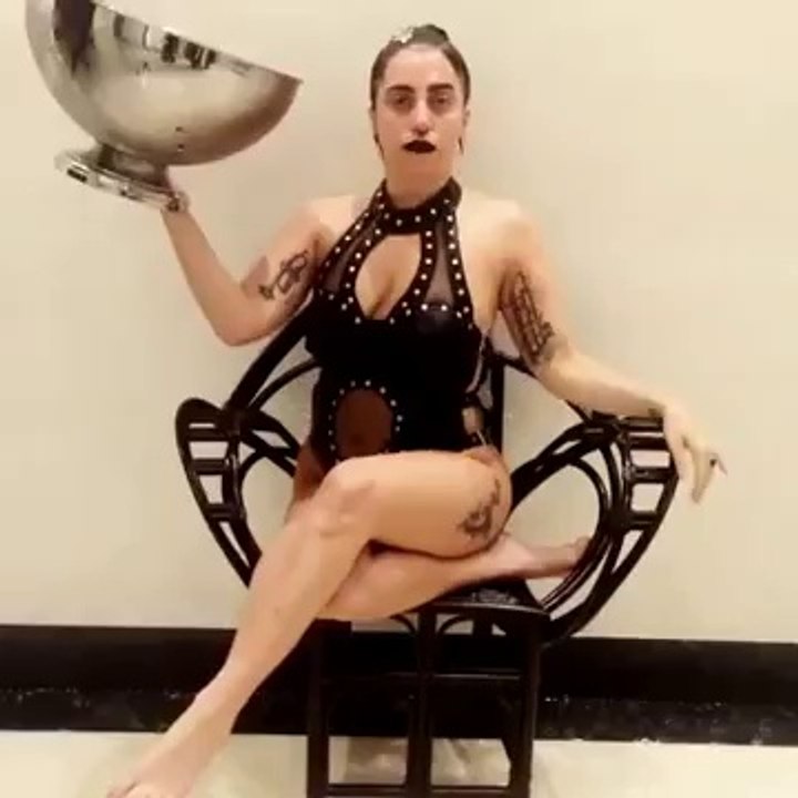 Lady Gaga hace el reto del cubo de agua fría