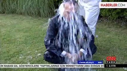 Canlı Yayında Bir Kova Buzlu Suyu Üstüne Döktü