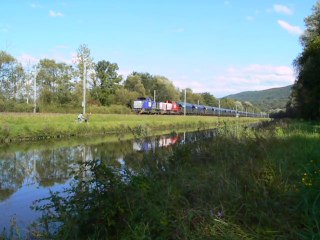 Une UM de G1000 Europorte passe Branne avec un convoi VTG.