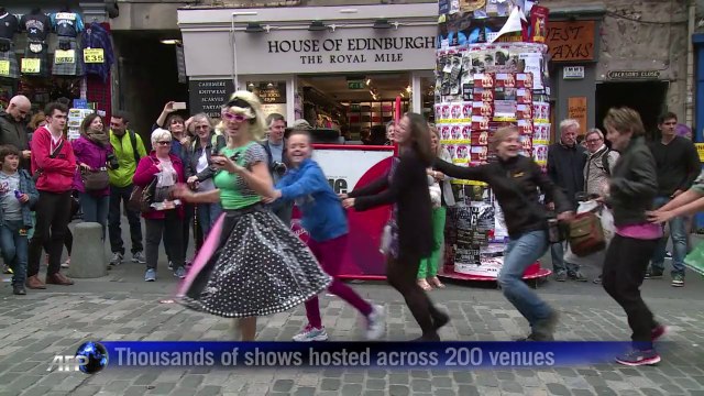 Street artists entertain crowds at Edinburgh Fringe