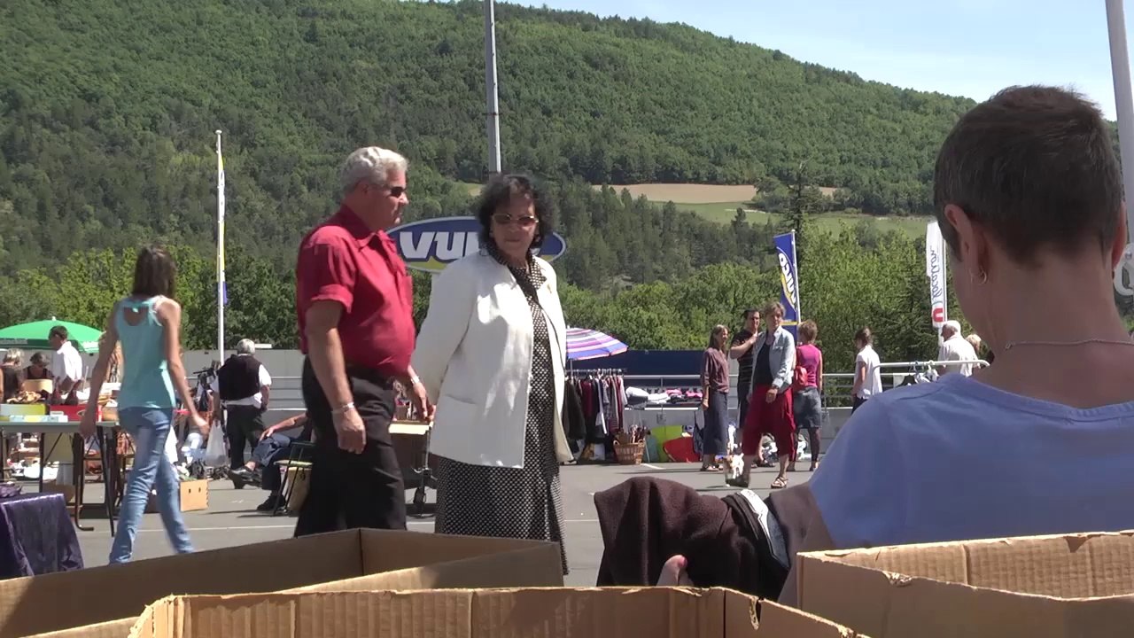 Hautes-Alpes: Du monde et du soleil pour le vide-grenier à l'Hyper U de Gap