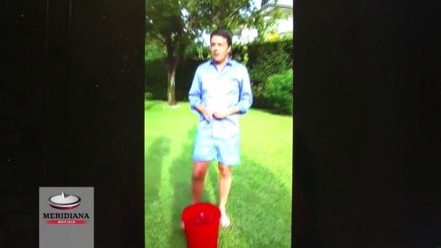 Matteo Renzi ha accettato l'Ice Bucket Challenge: ecco la sua secchiata gelata per la SLA