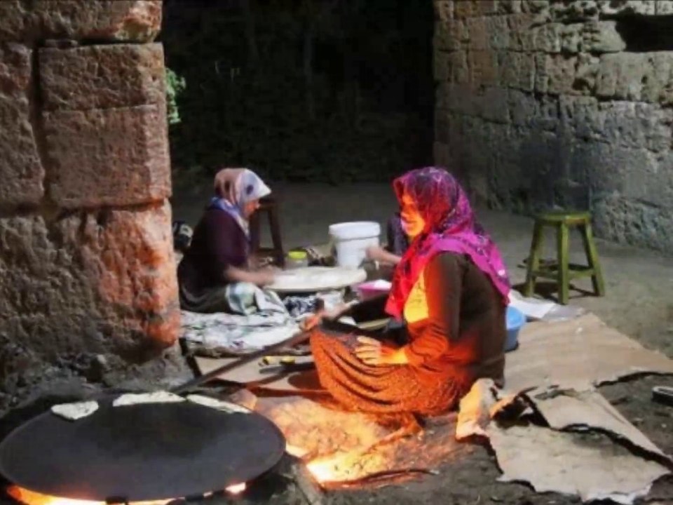 YAKTIN BENi KÖYLÜ KIZI ATAŞINLA