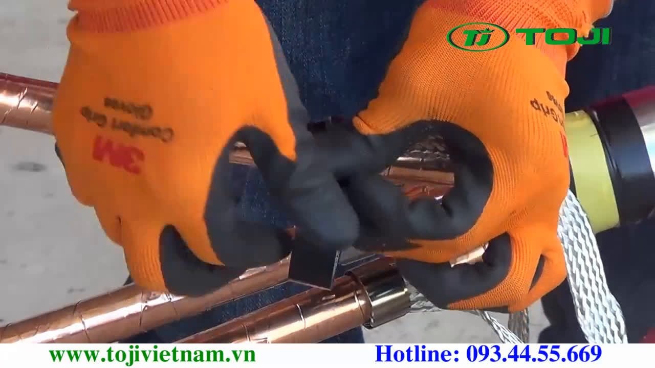 2.Video huong dan lam dau cap co rut nguoi 3M -Buoc 2-Quan bang keo phu[TOJI.VN] Phan phoi dau cap 3M-T-plug Elbow 3M-Hop Noi 3M-Bang Keo 3M-Son xit cach dien 3M-May do loi cap ngam 3MChưa có tiêu đề