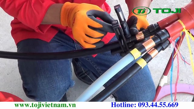 9.Video huong dan lam dau cap co rut nguoi 3M -Buoc 9-Dung tool 3M cat lop ban dan [TOJI.VN] Phan phoi dau cap 3M-T-plug Elbow 3M-Hop Noi 3M-Bang Keo 3M-Son xit cach dien 3M-May do loi cap ngam