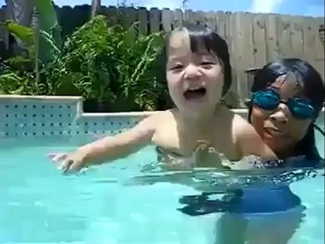 A 3 years old kid can swim