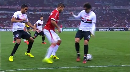 Kaká victime d'un petit pont particulièrement humiliant !
