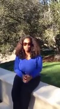 Oprah réalise le ALS Ice Bucket Challenge : réaction hilarante!