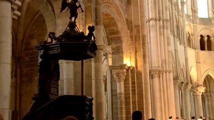 _DSC8166 Vézelay, basilique, célébration passion Vendredi Saint CLIP