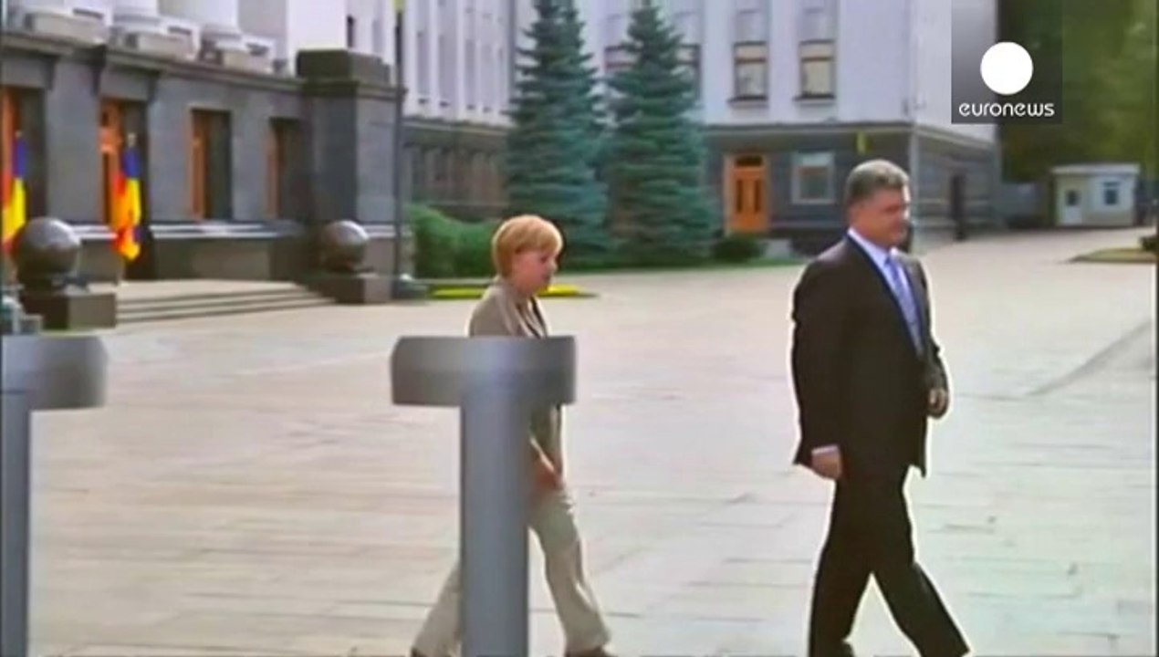 Angela Merkel abre la puerta a la descentralización de Ucrania y promete ayudas para la reconstrución
