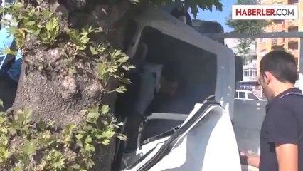 Otobüsün çarptığı kamyonette sıkışan yaralılar kurtarıldı