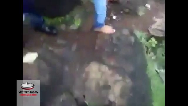 Filippine, tentano di guadare il torrente ma vengono travolti e trascinati nella cascata
