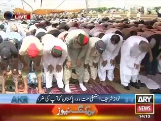 PTI Workers and leaders Nimaz-e-Jumma in Azadi March 22nd August 2014