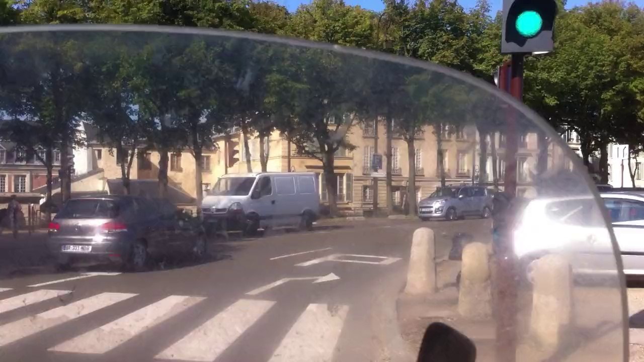 Passage en moto devant le château de Versailles