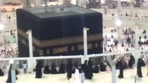 Pakistani expatriates praying at Khaana e Khuda Makkah for the success of Pakistan #AzadiMarchPTI & @ImranKhanPTI