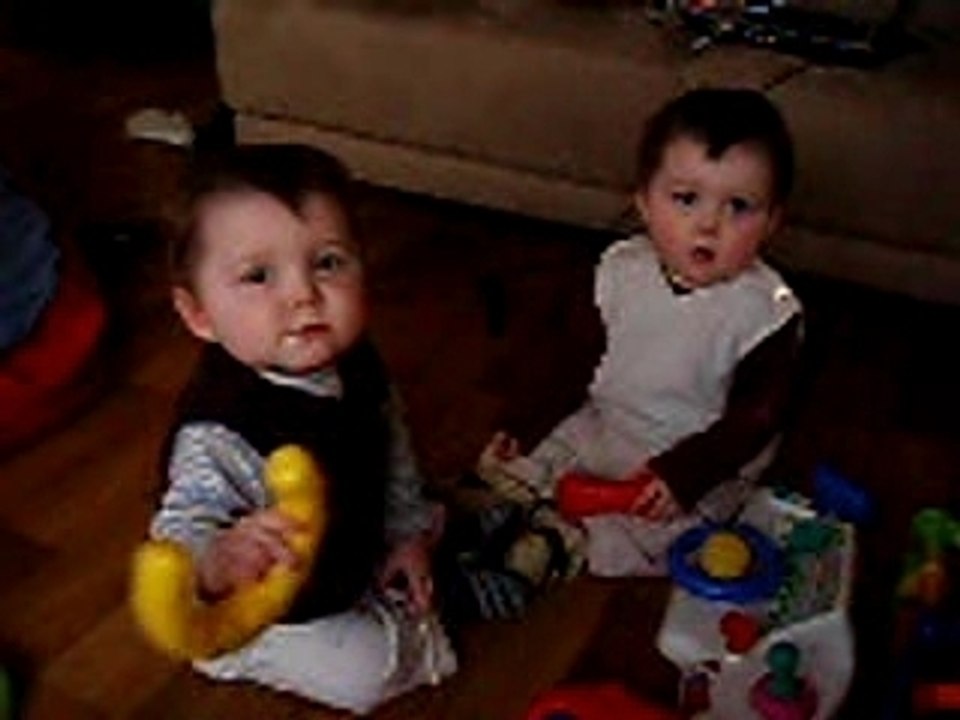 Loïc et Samuel joue par terre