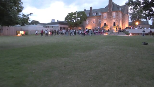 Flashmob nocturne au Foyer de Charité (Retraite Collégiens Tressaint 2014)