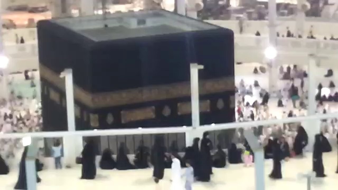 Pakistani expatriates praying at Khaana e Khuda Makkah for the success of Pakistan #AzadiMarchPTI & @ImranKhanPTI - Tune.pk