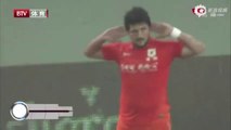 Boi bandido! Relembre golaço de Aloísio no futebol chinês