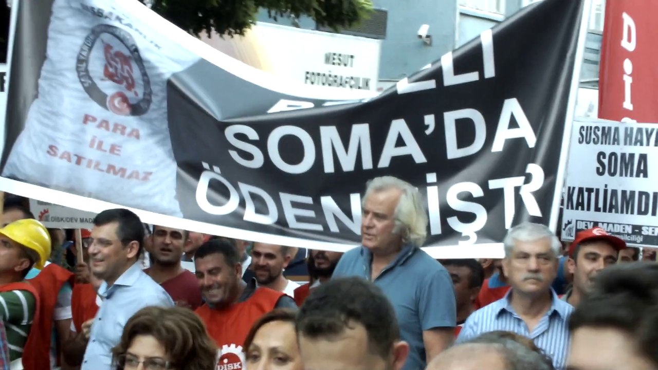 Halkın Sanatçısı Tarık AKAN Soma Madenci'sinin Yanında Sokakta 22.08.2014
