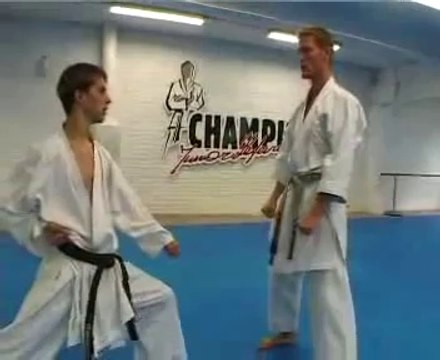 Shotokan Karate 9.-8.Kyu Kumite Gohon Oi Zuki Jodan