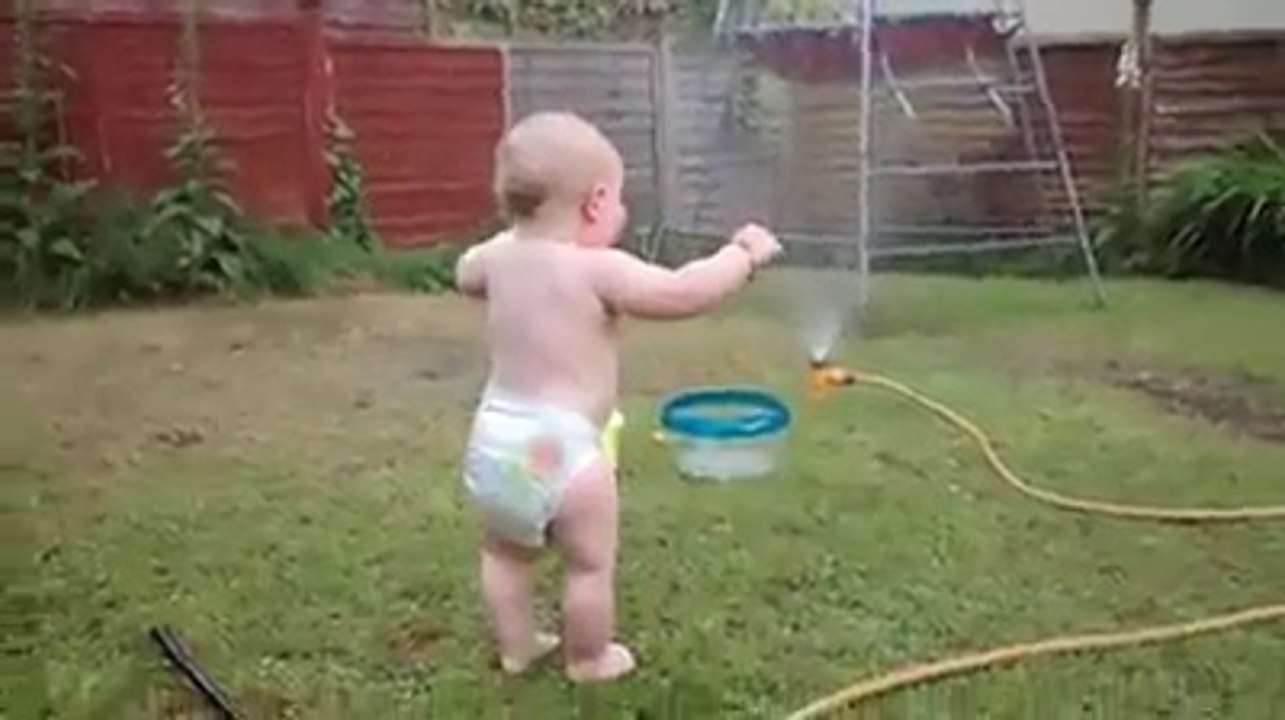 Quand un bébé découvre un tuyau d’arrosage