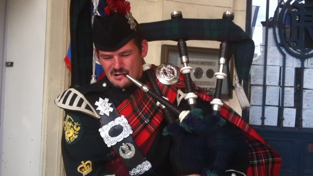 Démonstration de cornemuse à la fête de la Libération