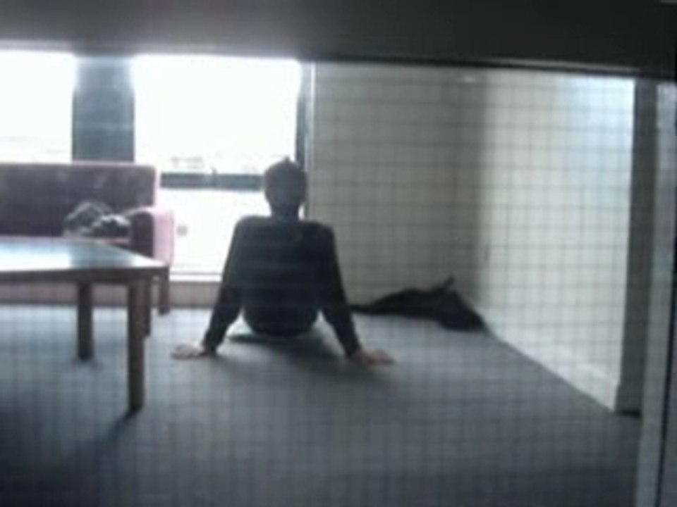 Sam fait des abdos