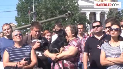 Ayrılıkçılar esir aldıkları Ukrayna askerlerini halka teşhir etti