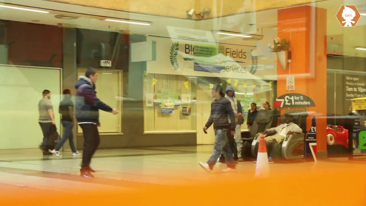 En caméra cachée, un aveugle fait semblant de perdre son portefeuille