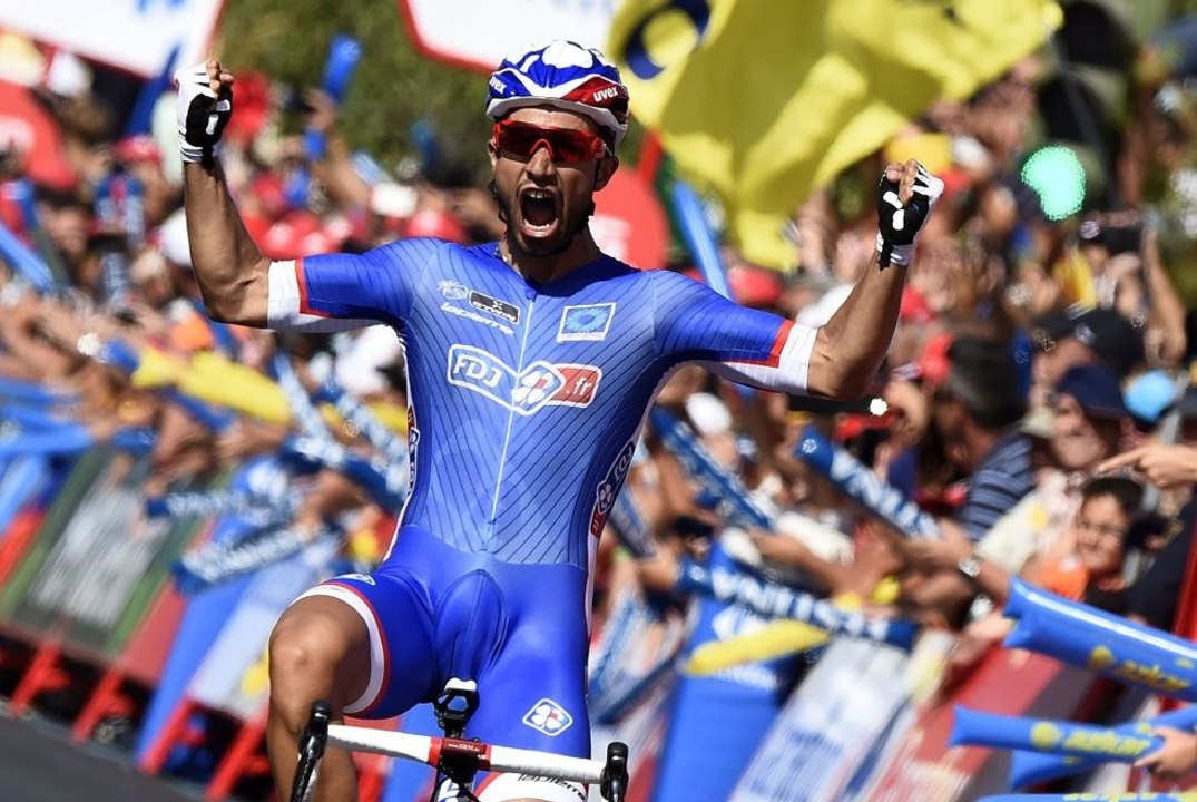 Nacer Bouhanni vence al sprint y Valverde es el nuevo líder