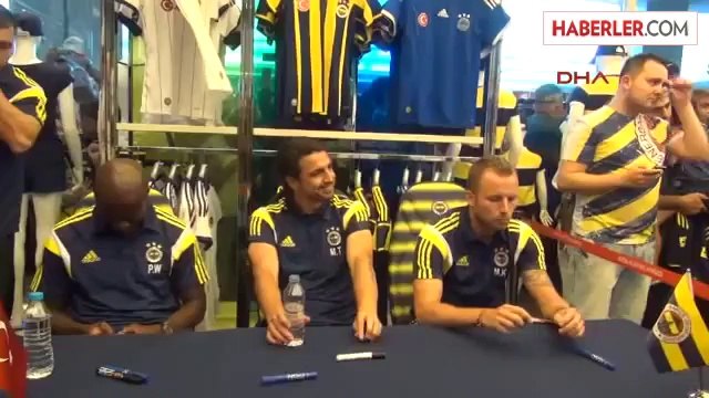Fenerbahçeli Webo, Kadlec ve Topuz İmza Dağıttı