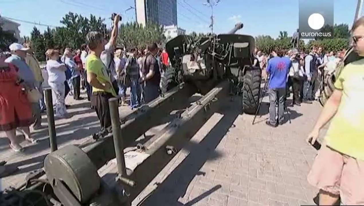 Ucraina: contromanifestazione separatisti. Prigionieri umiliati in strada