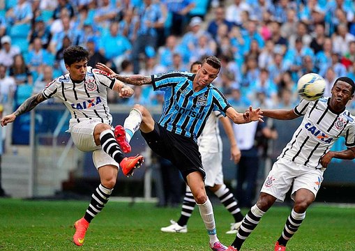 Barcos faz dois e Grêmio vence Corinthians em jogo tumultuado