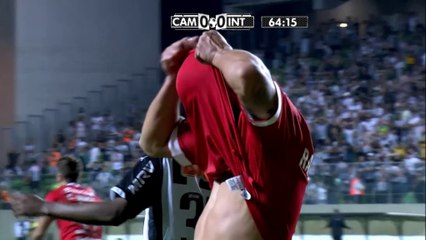 Brasile, Rafael dipinge un palo a porta vuota