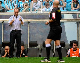 Após derrota em jogo polêmico, Mano critica arbitragem