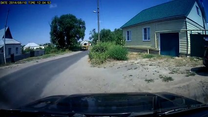 Aşırı Hızlı Araba Yayaya Çarpıp havada Takla Attırıyor