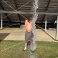 Gros Fail pendant un Ice Bucket Challenge : il se prend l'eau, les glaçons et le seau!