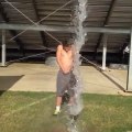 Hilarious ALS IceBucket Challenge fail : water, ice and bucket in the face!
