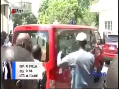 Levée du corps de l'étudiant Bassirou Faye Ses camarades étudiants en larmes