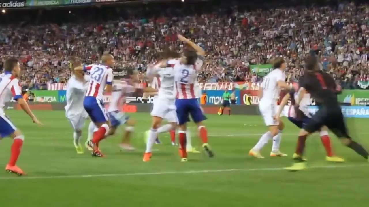 Cristiano Ronaldo Punches Diego Godin in the Face during Athletico Madrid VS Real Madrid