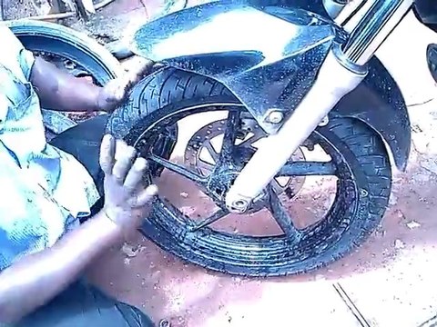 Tubeless tyre replacing in a yamaha bike