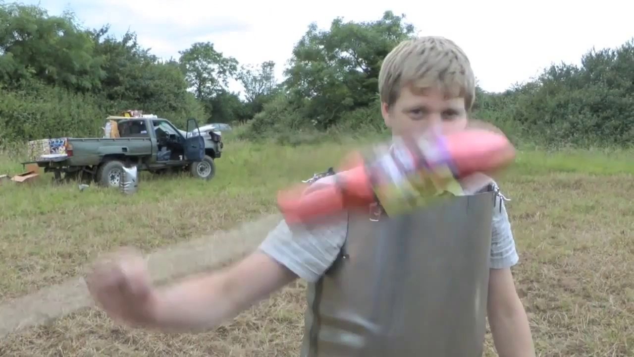 Un inventeur fou a crée une combinaison de sécurité afin de se tenir devant les feux dartifice