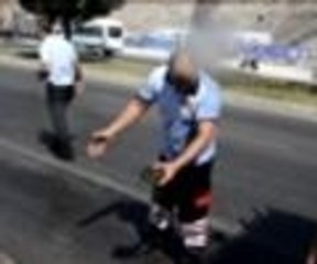 Alevlerin arasında kalan kaplumbağa