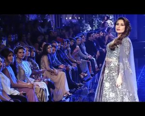 LFW grand finale Kareena dazzles in Manish Malhotra show