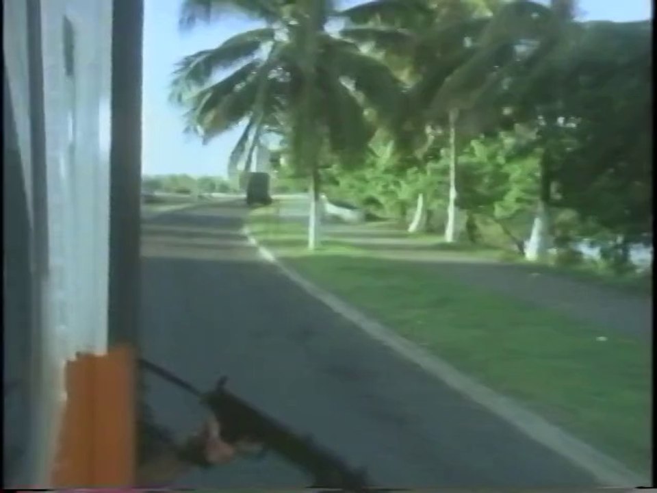 Under Siege AKA Traficantes de pánico(1980) The bus fare is cut in half...
